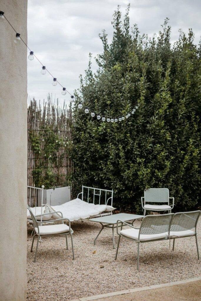 Coin salon dans le jardin